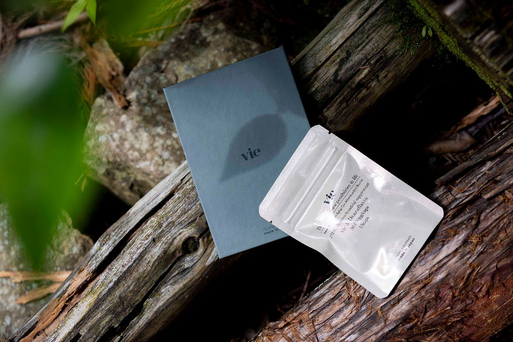 vie sachet on wood